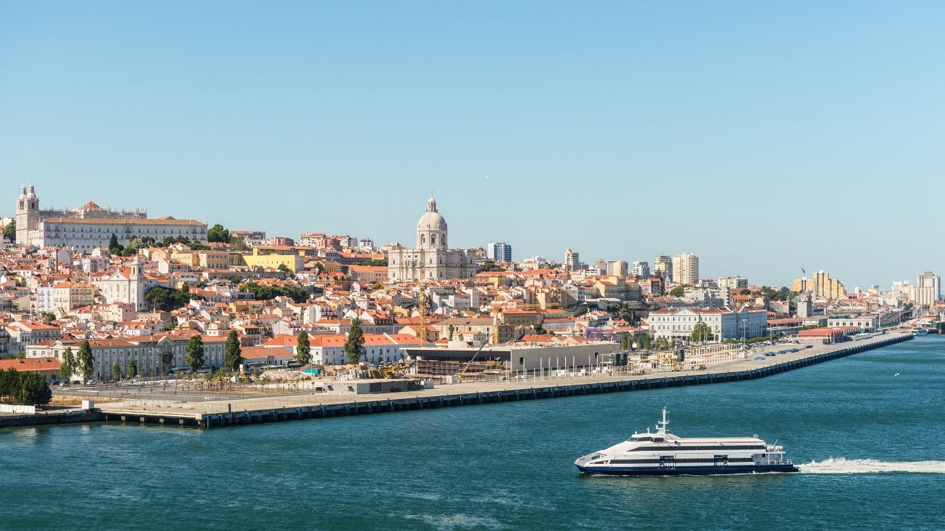 Toàn cảnh Lisbon - thành phố của ánh sáng và những ngọn đồi.