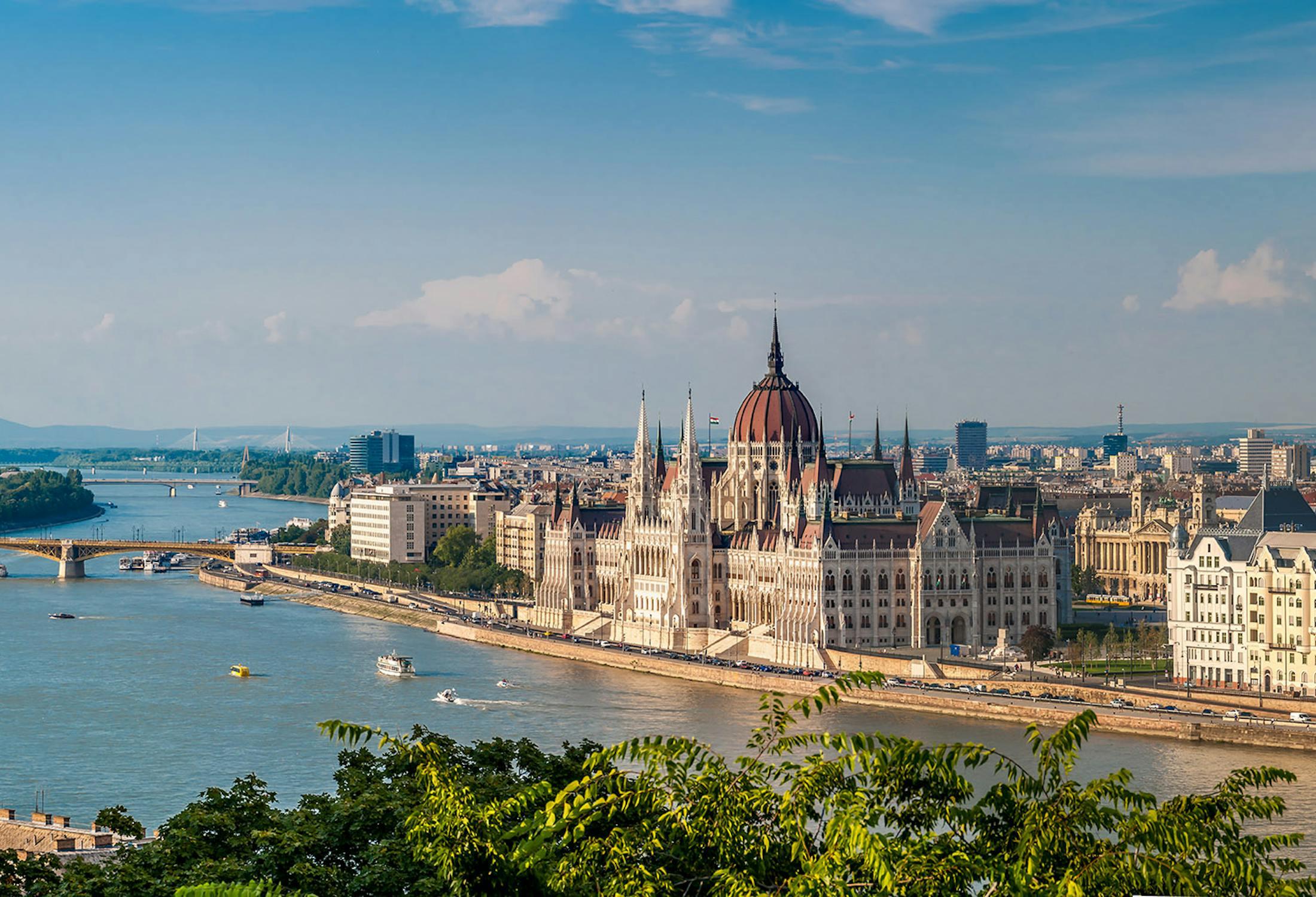 Tòa nhà Quốc hội Hungary bên sông Danube tại Budapest