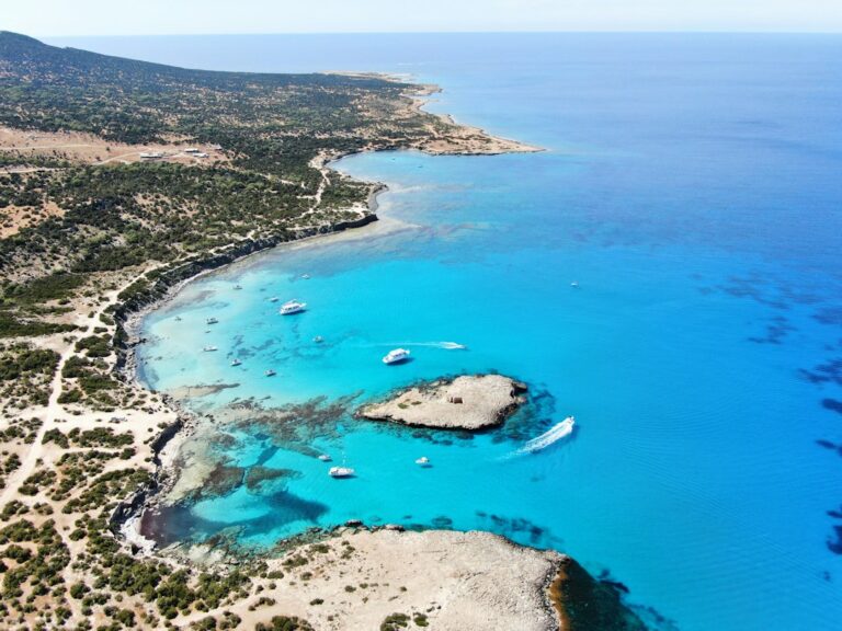 Toàn cảnh đường bờ biển Paphos, Cyprus nhìn từ trên cao