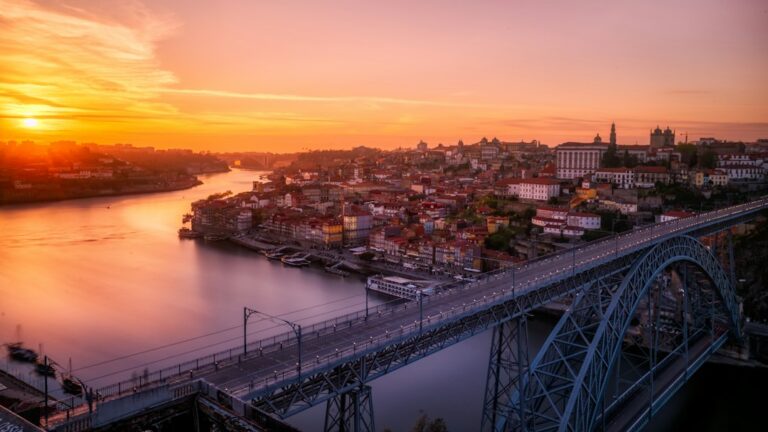 Toàn cảnh Porto và sông Douro, một trong chín điểm đến châu Âu trong bài viết