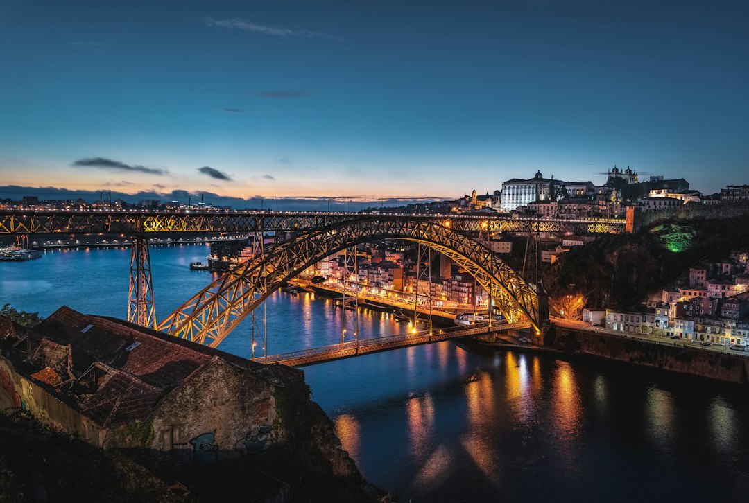 Sông Douro và khu phố Ribeira ở Porto vào thời điểm cuối ngày