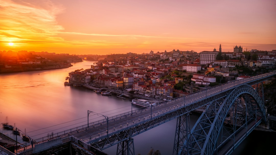 Toàn cảnh Porto bên sông Douro với cầu Dom Luís I